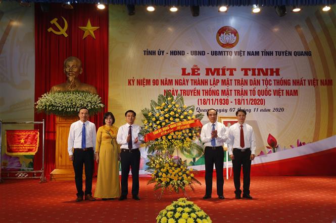 Tỉnh ủy, HĐND, UBND tỉnh tặng lẵng hoa chúc mừng Ủy ban MTTQ Việt Nam tỉnh Tuyên Quang. Ảnh: Nam Sương - TTXVN Tuyên Quang mít tinh kỷ niệm 90 năm Ngày thành lập Mặt trận Dân tộc thống nhất Việt Nam ảnh 2