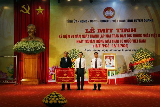 UBND tỉnh Tuyên Quang tặng cờ thi đua cho 2 tập thể có thành tích xuất sắc trong phong trào thi đua “Toàn dân đoàn kết xây dựng nông thôn mới, đô thị văn minh” giai đoạn 2016 - 2020. Ảnh: Nam Sương - TTXVN Tuyên Quang mít tinh kỷ niệm 90 năm Ngày thành lập Mặt trận Dân tộc thống nhất Việt Nam ảnh 3