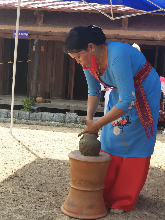 Đồng bào dân tộc Chăm giới thiệu nghệ thuật làm gốm bàu Trúc. Ảnh: Hoàng Hải Các hoạt động tháng 11 với chủ đề “Đại đoàn kết - Cội nguồn dân tộc” tại Làng Văn hóa - Du lịch các dân tộc Việt Nam ảnh 2