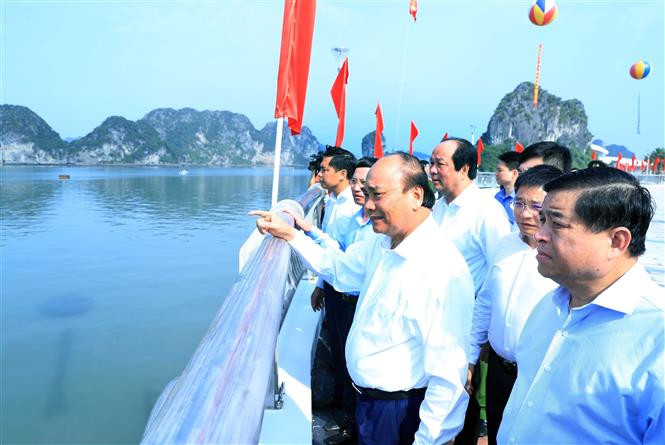 Thủ tướng Nguyễn Xuân Phúc và các đại biểu tại Lễ khánh thành. Ảnh: Thống Nhất - TTXVN Thủ tướng Nguyễn Xuân Phúc: Quảng Ninh cần có chiến lược phát triển kinh tế du lịch mũi nhọn ảnh 5