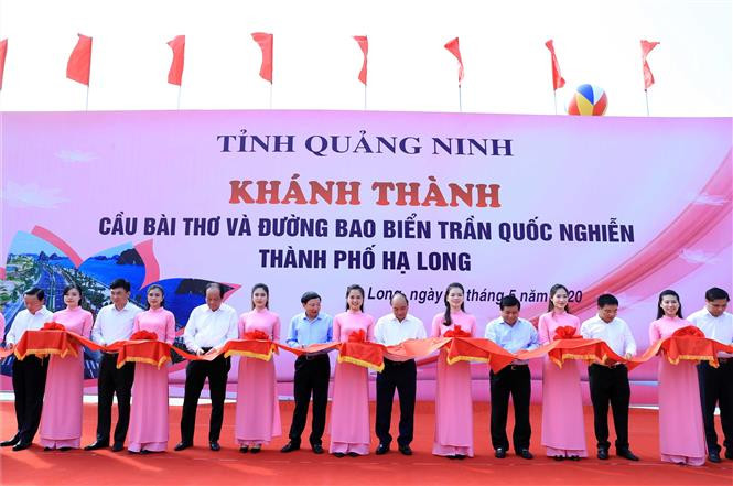 Thủ tướng Nguyễn Xuân Phúc và các đại biểu thực hiện nghi thức khánh thành. Ảnh: Thống Nhất - TTXVN Thủ tướng Nguyễn Xuân Phúc: Quảng Ninh cần có chiến lược phát triển kinh tế du lịch mũi nhọn ảnh 2