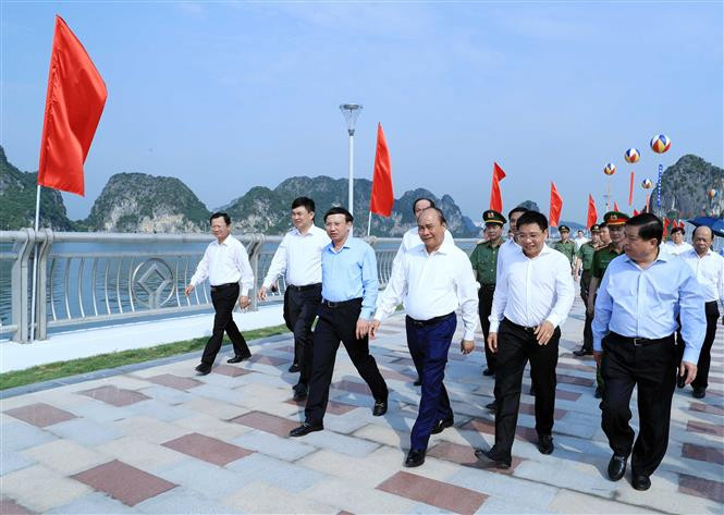 Thủ tướng Nguyễn Xuân Phúc và các đại biểu tại Lễ khánh thành. Ảnh: Thống Nhất - TTXVN Thủ tướng Nguyễn Xuân Phúc: Quảng Ninh cần có chiến lược phát triển kinh tế du lịch mũi nhọn ảnh 3