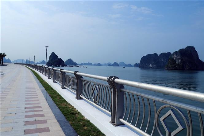 Một đoạn đường bao biển Trần Quốc Nghiễn tại thành phố Hạ Long. Ảnh: Thống Nhất - TTXVN Thủ tướng Nguyễn Xuân Phúc: Quảng Ninh cần có chiến lược phát triển kinh tế du lịch mũi nhọn ảnh 6