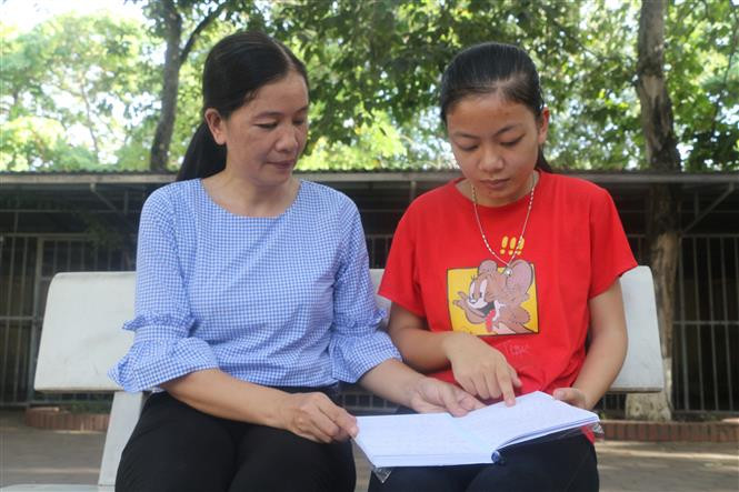 Mẹ chính là người có sức ảnh hưởng đối với em Trần Thiên Ngân. Ảnh: Bích Huệ - TTXVN Trần Thiên Ngân - Cô học trò vùng biển Nghệ An đỗ thủ khoa kỳ thi tuyển sinh vào lớp 10 ảnh 2