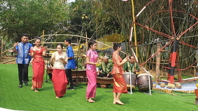 Đồng bào dân tộc Khmer giới thiệu đến du khách âm nhạc truyền thống. Ảnh: Hoàng Hải Các hoạt động tháng 11 với chủ đề “Đại đoàn kết - Cội nguồn dân tộc” tại Làng Văn hóa - Du lịch các dân tộc Việt Nam ảnh 3