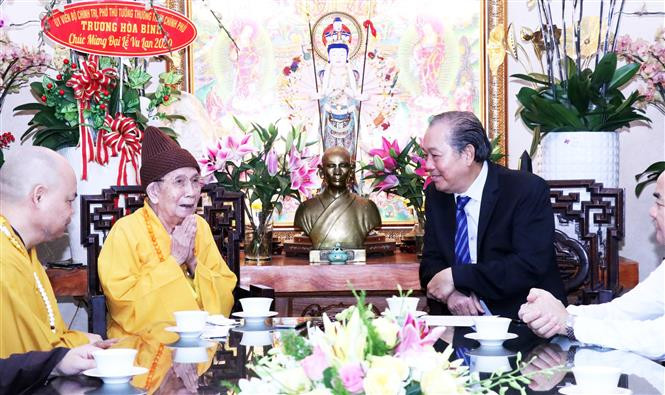 Phó Thủ tướng Thường trực Chính phủ Trương Hòa Bình chúc mừng Hoà thượng Thích Đức Nghiệp, Phó Pháp chủ Hội đồng chứng minh Giáo hội Phật giáo Việt Nam tại chùa Vĩnh Nghiêm (Quận 3, Thành phố Hồ Chí Minh). Ảnh: Xuân Khu - TTXVN Phó Thủ tướng Thường trực Chính phủ Trương Hòa Bình chúc mừng lễ Vu Lan - báo hiếu ảnh 4