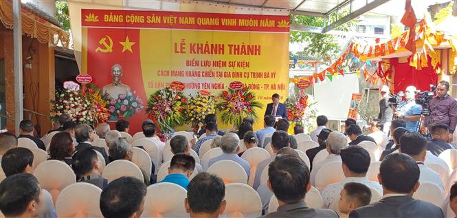 Quang cảnh lễ khánh thành. Ảnh: Nguyễn Cúc - TTXVN Kỷ niệm 66 năm Ngày giải phóng Thủ đô: Khánh thành biển lưu niệm sự kiện cách mạng kháng chiến ảnh 1