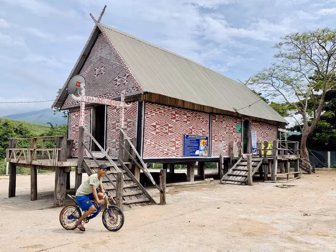 Độc đáo những mái nhà rông truyền thống ở huyện Kông Chro ảnh 1