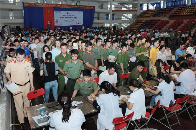 Chương trình Hành trình đỏ tại Bắc Kạn năm 2020 thu hút đông đảo người dân tham gia. Ảnh: Vũ Hoàng Giang - TTXVN Chương trình Hành trình đỏ tại Bắc Kạn thu được hơn 700 đơn vị máu ảnh 1