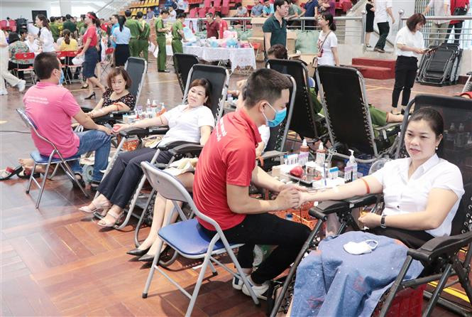 Ngày hội thu hút đông đảo người dân tham gia. Ảnh: Vũ Hoàng Giang - TTXVNb Chương trình Hành trình đỏ tại Bắc Kạn thu được hơn 700 đơn vị máu ảnh 3