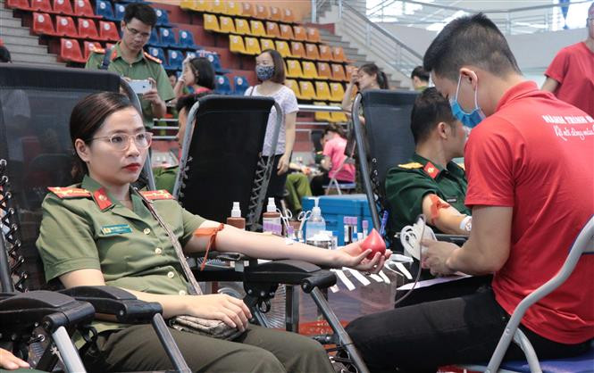 Đông đảo người dân tham gia ngày hội. Ảnh: Vũ Hoàng Giang - TTXVN Chương trình Hành trình đỏ tại Bắc Kạn thu được hơn 700 đơn vị máu ảnh 2