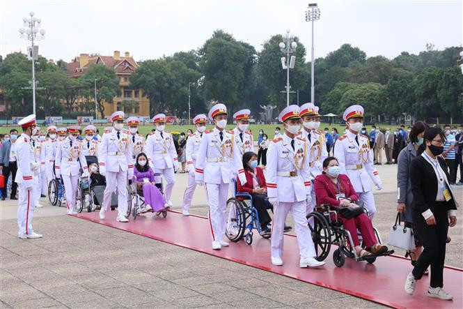 Đoàn đại biểu "Những tấm gương sáng thầm lặng vì cộng đồng" vào Lăng viếng Chủ tịch Hồ Chí Minh. Ảnh: Hoàng Hiếu - TTXVN Chủ tịch Quốc hội Nguyễn Thị Kim Ngân dự Lễ tuyên dương Những gương sáng thầm lặng vì cộng đồng ảnh 1