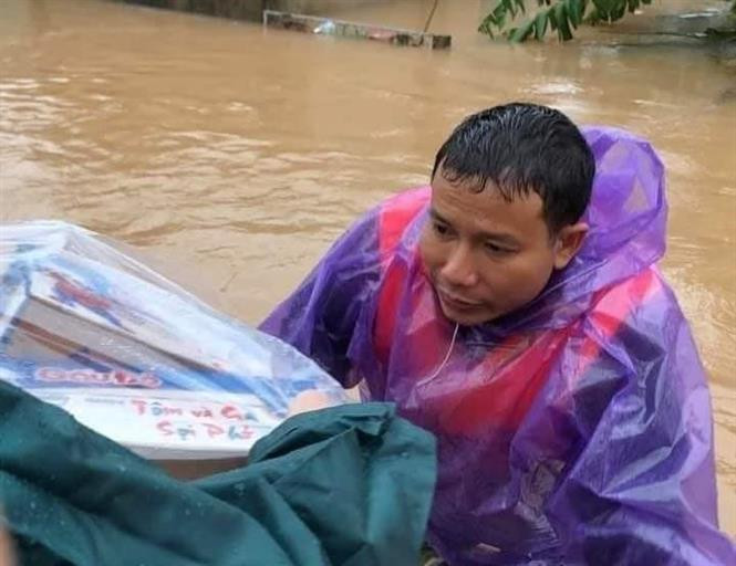 Trưởng thôn Phạm Đình Hòa ở thôn Sơn Trình, xã Tân Lâm Hương, huyện Thạch Hà (Hà Tĩnh) nhiều ngày liền dầm mưa giúp đỡ nhân dân. Ảnh: TTXVN phát Những cán bộ cơ sở quên mình giúp dân trong mưa lũ ảnh 3