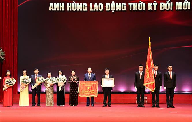 Chủ tịch Quốc hội Nguyễn Thị Kim Ngân trao danh hiệu Anh hùng Lao động thời kỳ đổi mới cho Quỹ Bảo trợ trẻ em Việt Nam. Ảnh: Trọng Đức - TTXVN Chủ tịch Quốc hội Nguyễn Thị Kim Ngân dự Lễ tuyên dương Những gương sáng thầm lặng vì cộng đồng ảnh 4