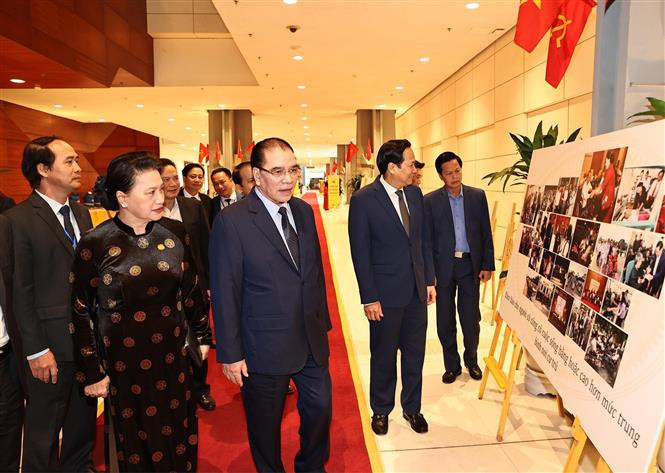 Chủ tịch Quốc hội Nguyễn Thị Kim Ngân và các đại biểu xem triển lãm ảnh. Ảnh: Trọng Đức - TTXVN Chủ tịch Quốc hội Nguyễn Thị Kim Ngân dự Lễ tuyên dương Những gương sáng thầm lặng vì cộng đồng ảnh 5