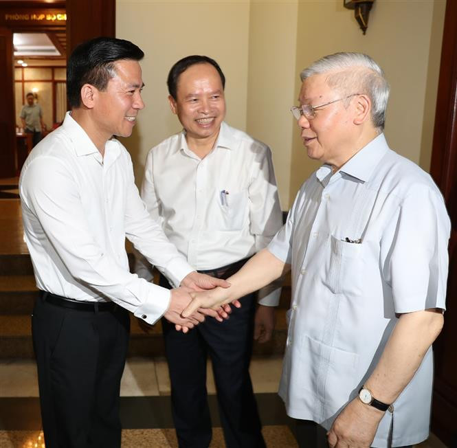Tổng Bí thư, Chủ tịch nước Nguyễn Phú Trọng với các đồng chí trong Ban Thường vụ Tỉnh ủy Thanh Hóa. Ảnh : Trí Dũng - TTXVN Tổng Bí thư, Chủ tịch nước Nguyễn Phú Trọng: Thanh Hóa phấn đấu phát triển toàn diện, là tỉnh kiểu mẫu ảnh 4