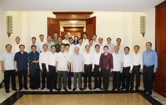 Tổng Bí thư, Chủ tịch nước Nguyễn Phú Trọng và các đồng chí Bộ Chính trị với các đồng chí Ban Thường vụ Tỉnh ủy Thanh Hóa. Ảnh : Trí Dũng - TTXVN Tổng Bí thư, Chủ tịch nước Nguyễn Phú Trọng: Thanh Hóa phấn đấu phát triển toàn diện, là tỉnh kiểu mẫu ảnh 3
