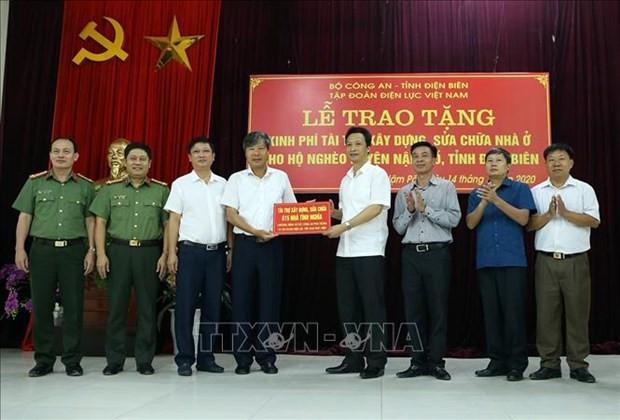 Lãnh đạo Bộ Công an và Tập đoàn Điện lực Việt Nam trao tặng kinh phí xây dựng, sửa chữa nhà ở cho hộ nghèo huyện Nậm Pồ. Ảnh: Phan Tuấn Anh - TTXVN Niềm vui có nhà mới của người dân biên giới Nậm Pồ ảnh 1