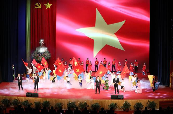 Tiết mục nghệ thuật biểu diễn tại buổi Lễ. Ảnh: Anh Tuấn – TTXVN Chủ tịch Quốc hội Nguyễn Thị Kim Ngân dự Lễ tuyên dương Những gương sáng thầm lặng vì cộng đồng ảnh 2