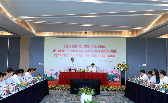 Thủ tướng Nguyễn Xuân Phúc phát biểu kết luận tại buổi làm việc. Ảnh: Thống Nhất- TTXVN Thủ tướng Nguyễn Xuân Phúc: Quảng Ninh cần có chiến lược phát triển kinh tế du lịch mũi nhọn ảnh 4