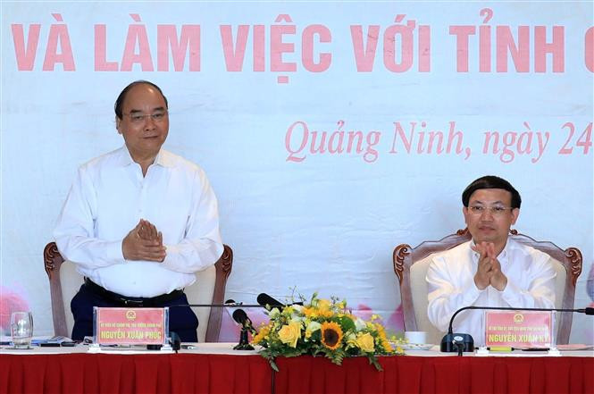 Thủ tướng Nguyễn Xuân Phúc và các đại biểu. Ảnh: Thống Nhất - TTXVN Thủ tướng Nguyễn Xuân Phúc: Quảng Ninh cần có chiến lược phát triển kinh tế du lịch mũi nhọn ảnh 1