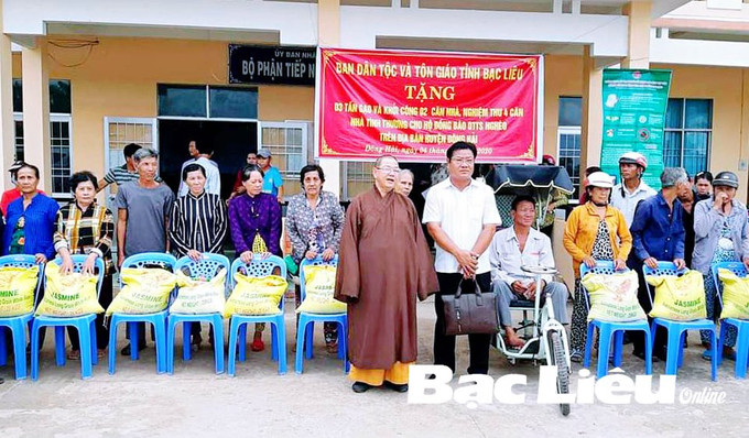 Ban Dân tộc và Tôn giáo tỉnh phối hợp với các nhà hảo tâm tặng nhà và quà cho hộ Khmer nghèo của huyện Đông Hải. Ảnh: baobaclieu.vn Bạc Liêu nỗ lực giảm nghèo bền vững, nâng cao chất lượng đời sống cho người dân ảnh 1