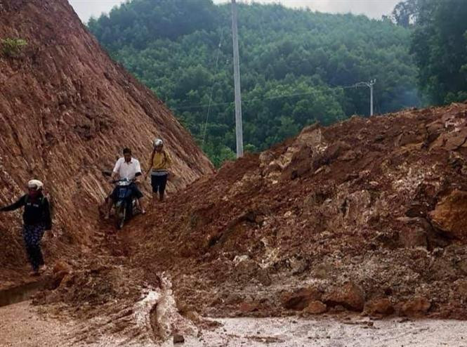 Sạt lở gây ách tắc tuyến đường từ thị trấn An Lão lên xã An Vinh. Ảnh: Tường Quân - TTXVN Bình Định khắc phục hậu quả mưa lũ ảnh 1