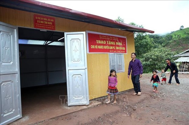 Gia đình anh Giàng A Chu, bản Nậm Thà Là, xã Pa Tần đón nhận ngôi nhà mới. Ảnh: Phan Tuấn Anh - TTXVN Niềm vui có nhà mới của người dân biên giới Nậm Pồ ảnh 2