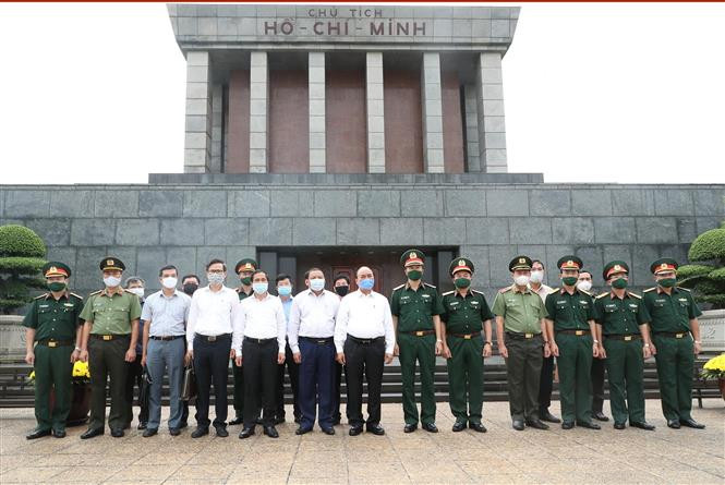 Thủ tướng Nguyễn Xuân Phúc và các đại biểu cùng Lãnh đạo Ban Quản lý Lăng Chủ tịch Hồ Chí Minh năm 2020. Ảnh: Lâm Khánh – TTXVN Thủ tướng Chính phủ đồng ý mở cửa trở lại đón khách vào Lăng viếng Bác từ 15/8 ảnh 5