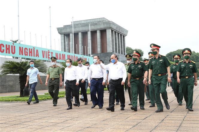 Thủ tướng Nguyễn Xuân Phúc kiểm tra công tác tu bổ định kỳ Lăng Chủ tịch Hồ Chí Minh năm 2020. Ảnh: Lâm Khánh – TTXVN Thủ tướng Chính phủ đồng ý mở cửa trở lại đón khách vào Lăng viếng Bác từ 15/8 ảnh 3
