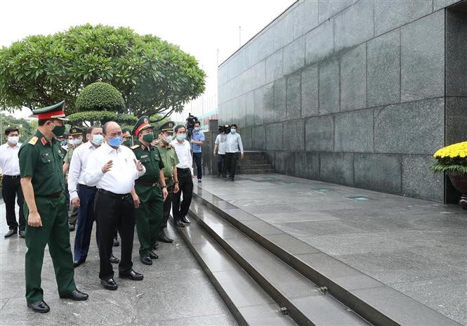 Thủ tướng Nguyễn Xuân Phúc kiểm tra công tác tu bổ định kỳ Lăng Chủ tịch Hồ Chí Minh năm 2020. Ảnh: Lâm Khánh – TTXVN Thủ tướng Chính phủ đồng ý mở cửa trở lại đón khách vào Lăng viếng Bác từ 15/8 ảnh 4