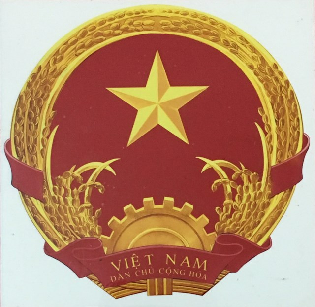 Mẫu Quốc huy số 18 bản mầu của họa sĩ Bùi Trang Chước được Quốc hội chọn để chỉnh sửa. Ảnh: daidoanket.vn Nhân kỷ niệm 75 năm Quốc khánh 2/9: Hành trình sáng tạo Quốc huy Việt Nam ảnh 1
