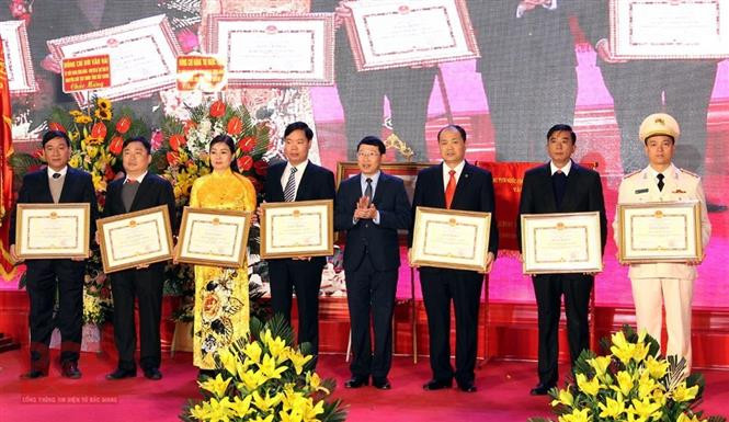 Chủ tịch UBND tỉnh Bắc Giang Lê Ánh Dương trao Bằng khen cho các tập thể, cá nhân có thành tích xuất sắc trong công tác, góp phần vào sự nghiệp xây dựng và phát triển huyện Việt Yên giai đoạn 2009-2019. Ảnh: Đồng Thúy-TTXVN Huyện Việt Yên đón nhận danh hiệu Anh hùng Lao động thời kỳ đổi mới ảnh 3