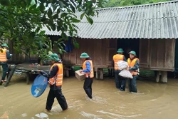 Bộ đội Biên phòng Quảng Bình hỗ trợ di dời người dân bị ảnh hưởng bão số 1
