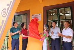 Báo Thể thao và Văn hoá (TTXVN) bàn giao phòng học mới cho trẻ em vùng cao Tuyên Quang
