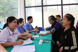 Khám và cấp phát thuốc miễn phí cho người dân sau lũ