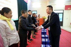 TTXVN trao tặng quà Tết cho các hộ gia đình khó khăn xã Tân Trào, Tuyên Quang