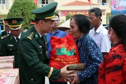 Cùng chăm lo Tết an vui cho nhân dân Cù Lao Dung