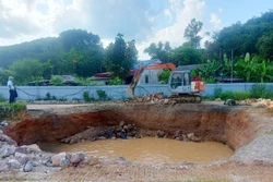 Lấp 'hố tử thần' trên Quốc lộ 3B qua Thái Nguyên