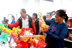 Chợ Tết nhân ái chung tay chăm lo an sinh cho người nghèo