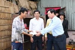 Cần Thơ hỗ trợ các hộ dân bị ảnh hưởng dông lốc ở xã Long Phú