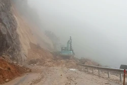 Lai Châu phân luồng giao thông tạm thời một số tuyến đường sạt lở