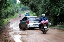 Phú Thọ: Người dân khốn khổ với con đường xuống cấp nhiều năm
