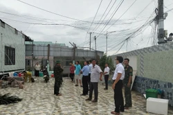 Mưa lớn kèm dông lốc gây tốc mái 7 nhà dân ở Bạc Liêu