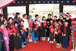 Phó Thủ tướng Nguyễn Chí Dũng dự lễ khởi côngxây dựng trường nội trú liên cấp ở Tuyên Quang