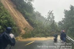 Nhiều tuyến đường vùng núi ở Huế bị ngập và sạt lở do mưa lớn