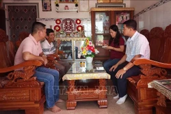 Hỗ trợ đồng bào dân tộc thiểu số giải quyết thủ tục hành chính ngay tại nhà