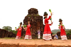 Khi vũ điệu Chăm làm 'sống' lại không gian tháp cổ
