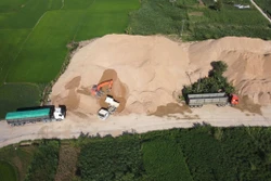 Đắk Lắk: Hàng loạt điểm tập kết cát trái phép dọc tỉnh lộ