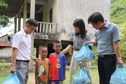 Đồng hành cùng học sinh dân tộc Chứt bước vào năm học mới